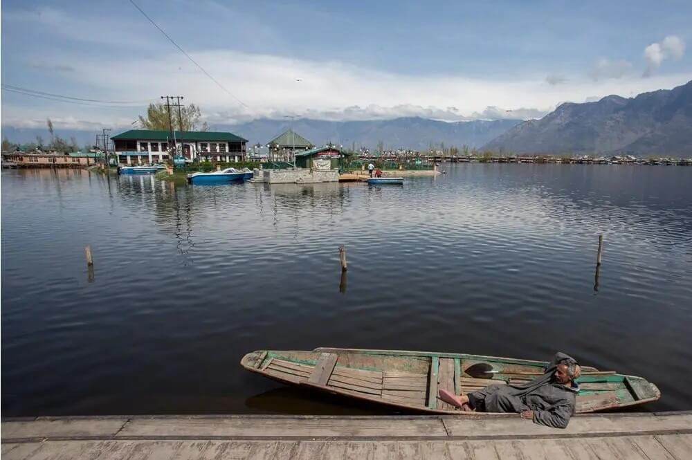 The Jammu and Kashmir government has constituted an experts committee to determine the buffers around Dal Lake and allied water bodies falling in the Srinagar metropolitan region.