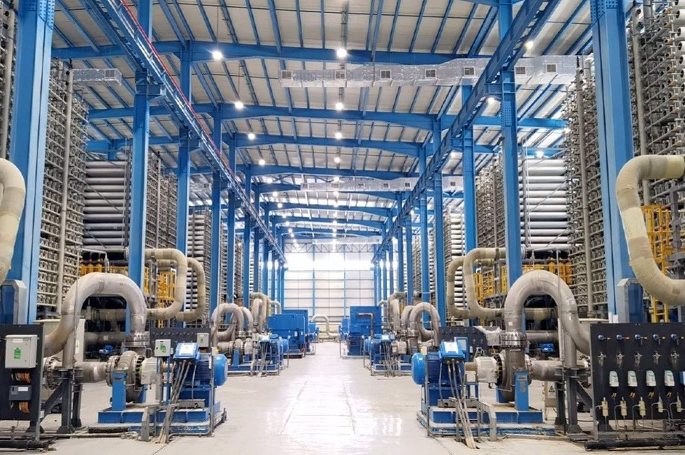 Taweelah desalination plant is the largest reverse osmosis desalination plant in the world (909,218 m3/day, phase one + phase two) and the first in the emirate to combine production of drinking water with generation of clean energy.
