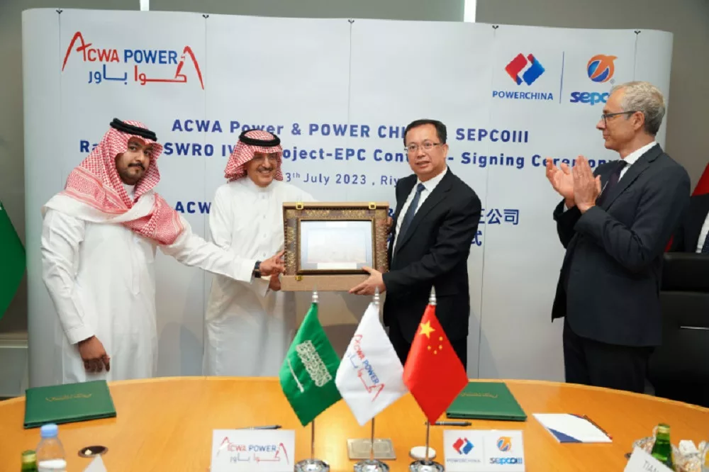 The total project cost of the US$ 677 million reverse osmosis plant is being developed by a consortium of ACWA Power, Haji Abdullah Alireza & Co (HAACO), and Al Moayyed Contracting Group (AMCG).